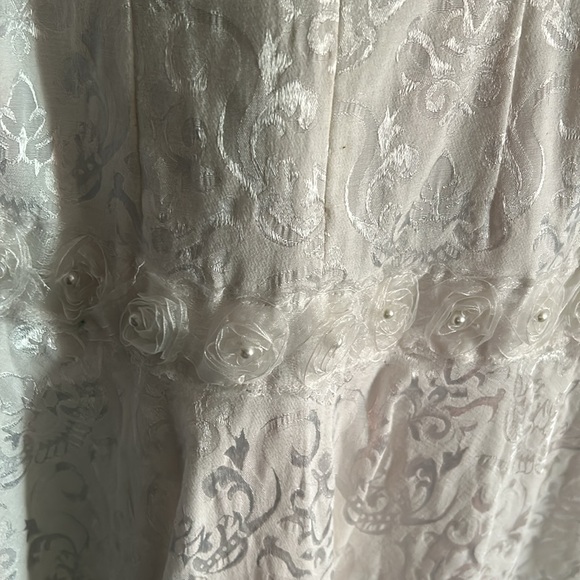 WhiteNylon feel Chinese dress with design on front. - Picture 4 of 11